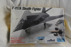 Testors F-117A Stealth Fighter Flugzeug Modellbausatz #570 von 1990 Maßstab 1:32 - Bild 1 von 23