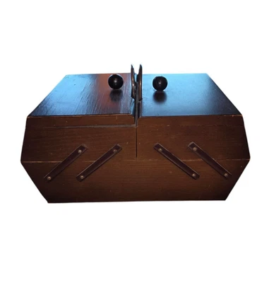 Holz Nähkästchen Nähkasten Nähkiste Nähkorb ausklappbar mit Zubehör gefüllt Holz - Bild 1 von 4