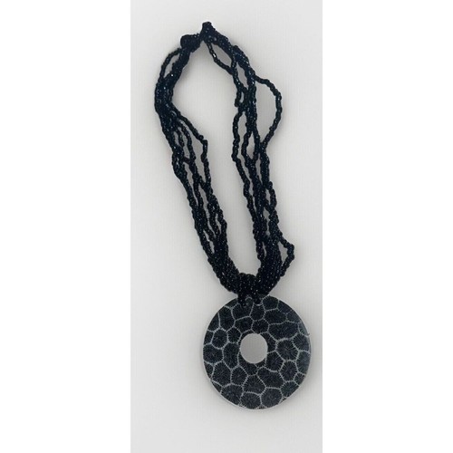 VETEMENTS Collana tribale perle multifilo vetro nero con ciondolo reversibile in legno