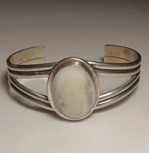 Brazalete vintage hecho a mano navajo (firmado (TT) Thomas Tso) esterlina y concha - Imagen 1 de 6