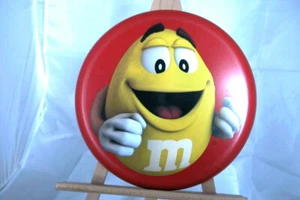 * M&M'S FREEZBEE CACAHUETE JAUNE SUR FOND ROUGE Ø 25 CM - N° 1 - Picture 1 of 1
