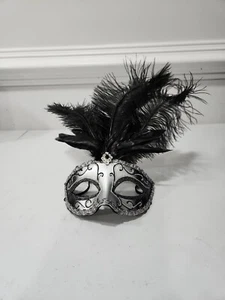 Neu Silber Venezianisch Karneval Schwarze Feder Maskerade Maske Karneval Halloween - Bild 1 von 8