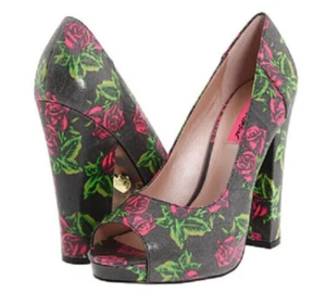 Betsey Johnson Betyy Tin Can Rose Print Pinup Rockabilly Peep Toe Pumps 8 NIB - Picture 1 of 8