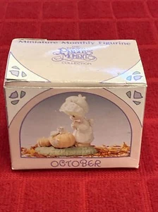 VINTAGE 1989 “PRECIOUS MOMENTS” OCTOBER MINIATURE MONTHLY FIGURINE - Foto 1 di 12