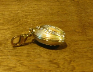 Kubla Crafts #3275 SEA SHELL CHARM w/ CLASP, 1" wide NEW/Box From Retail Store - Picture 1 of 2