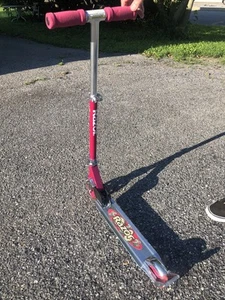 Razor Girls Scooter 2012 Stored in Garage Never Used Pink Silver Chrome - Picture 1 of 5