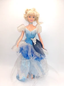 Muñeca Cenicienta exclusiva de Disney Store Barbie tipo en red de vestido azul de 2 piezas - Imagen 1 de 12