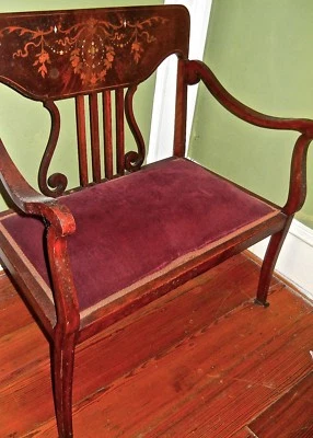  Antiguo sofá de salón sofá de terciopelo estilo eduardiano con incrustaciones Foto 1 de 4