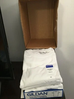 СОВЕРШЕННО НОВАЯ КОРОБКА ИЗ 12 МАЛЬЧИКОВ РАЗМЕР МАЛЕНЬКИЙ 6-8 GILDAN ХЛОПОК КОРОТКИЙ РУКАВ БЕЛЫЕ ФУТБОЛКИ - Изображение 1 из 4