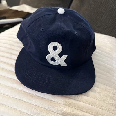 Sombrero ajustable azul marino con símbolo Ampersand de Hedley and Bennett Foto 1 de 4