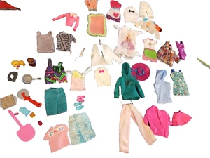 Lote de ropa y accesorios vintage de Barbie cajón de chatarra lote mixto caja de agarre - Imagen 1 de 5