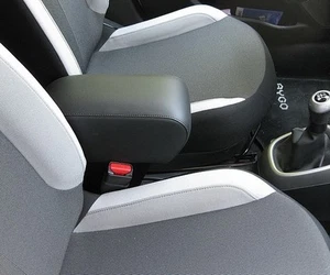 BRACCIOLO su misura per CITROEN C1 (2014-2021) in eco pelle nera - regolabile - Imagen 1 de 2