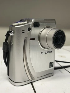 Cámara digital Fujifilm FinePix 4700 con zoom probada con tarjeta de memoria de 64 MB ¡Funciona muy bien! - Imagen 1 de 14