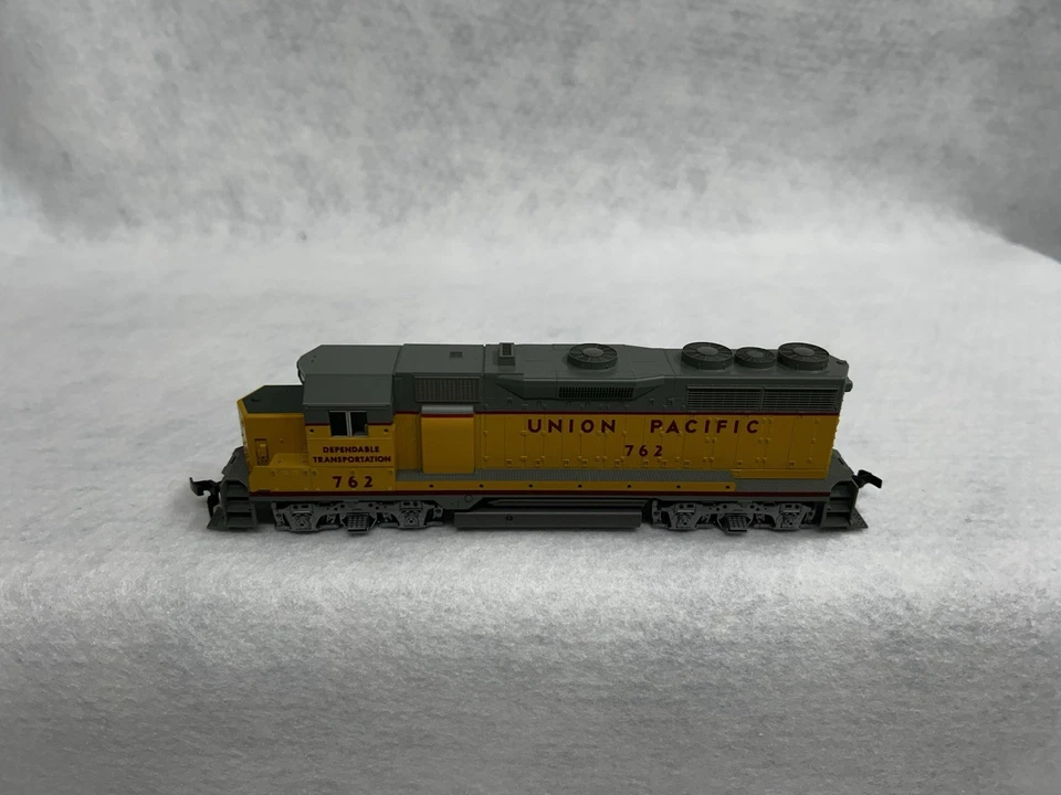 Beautiful KATO Union Pacific Railroad GP-35 Diesel Engine HO - Image 1 of 4
