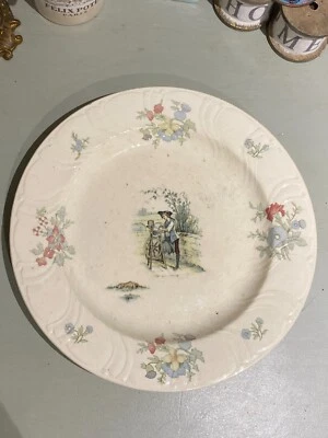 N° 8 PLAT CHOISY LE ROI A RELIEF - SCENETTE PERSONNAGE AFFUTEUR - XIXème - Photo 1/4