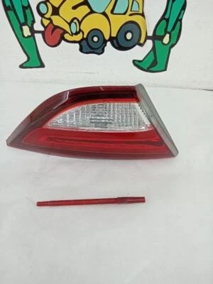 2015 Chrysler 200 Tail Light, Driver Side (LH)  Foto 1 de 4