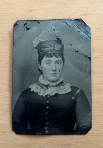 Antikes Farbfoto Frau mit ausgefallenem Hut 2" x 3" - Bild 1 von 3