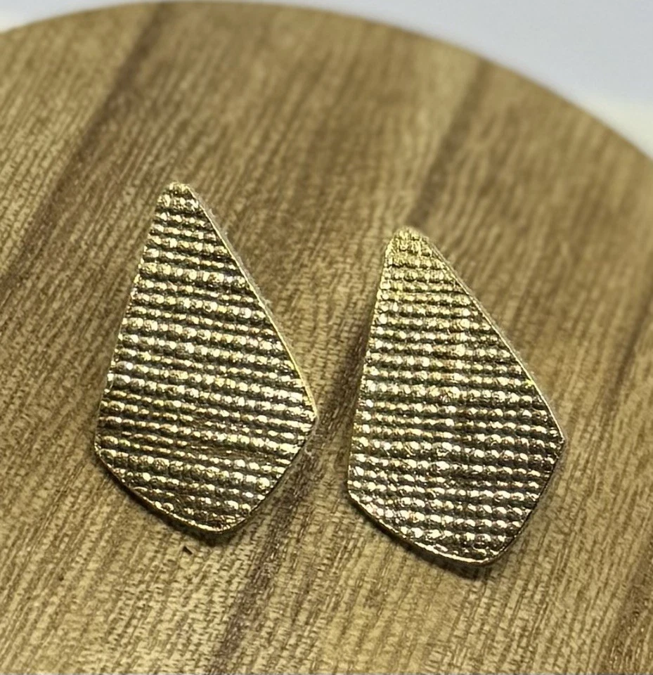 ¡Aretes hechos a mano de cuero genuino con textura dorada! Foto 1 de 1