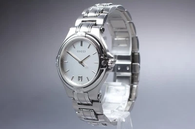 Orologio Svizzero Uomo Gucci 9040M Data Quadrante Argento Bracciale Quarzo... - Immagine 1 di 4