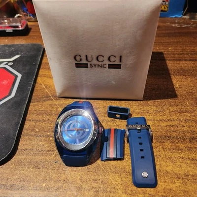Reloj Gucci Sync XXL 46mm YA137104 Esfera Azul Unisex En Caja Necesita Correa y Batería Foto 1 de 4