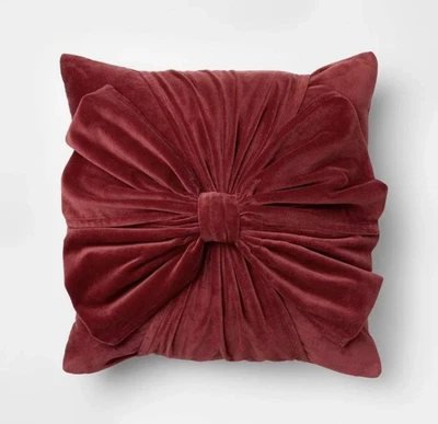 Almohada de terciopelo 20"x20" con lazo borgoña - Umbral diseñada con Studio McGee Foto 1 de 4
