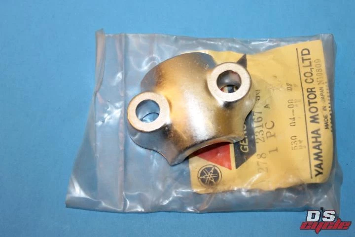 NOS YAMAHA R5 R5B DS7 DS7 R5C TD3 TR3 PIEZA SOPORTE EJE # 278-23167-50-00 Foto 1 de 4