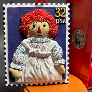 Estampilla postal de colección 1997 Kurt Adler Raggedy Ann USPS 32 centavos adorno de Navidad nueva en caja - Imagen 1 de 10