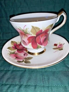 Royal Windsor Fine Bone China England Pink Roses Footed Tea Cup & Saucer #2441 - Picture 1 of 4