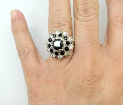 Anillo de cóctel de latón tono plata blanco y negro con varias piedras talla 7,5 Foto 1 de 4