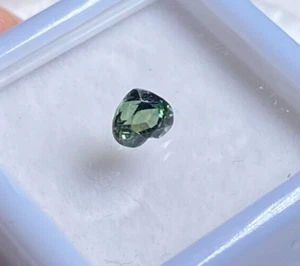 0.60 CTS, AUSTRALIAN SAPPHIRE, HEART SHAPE, 5 X 4.5 MM, BLUE/GREEN, VVS/VS - Picture 1 of 4