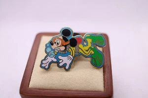 2000 DISNEY SNORKEL SCUBA PIN BADGE - Picture 1 of 2