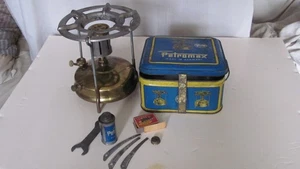 Estufa Petromax rara de colección en estuche de transporte de hojalata original con accesorios - Imagen 1 de 10