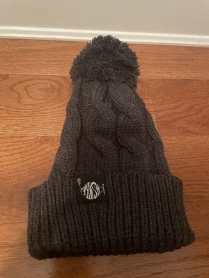 Sombrero de invierno tejido con cable Phish con pompón gris carbón nuevo Foto 1 de 3