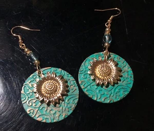 NWOT Green/Gold Sunflower & Discs Dangling Fashion Pierced Earrings 2.75"L - Picture 1 of 5