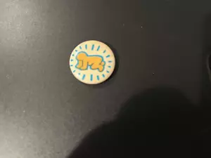 De colección 1980 Keith Haring Pin Trasero Pin Botón Original Crawling Baby - Imagen 1 de 9