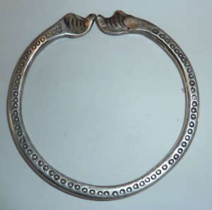 bracelet tailandais ou indonésien en métal argenté à décor d'éléphants stylisés