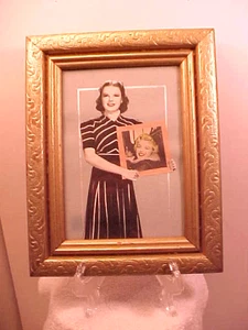 Foto d'epoca di Judy Garland che tiene foto di Marilyn Monro 1985 - Foto 1 di 6