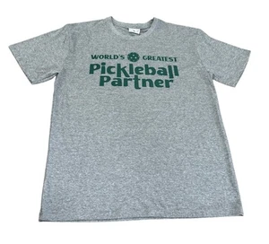 NUEVA Camiseta Worlds Greatest Pickleball Partner Gris Talla Mediana De Donde Soy” - Imagen 1 de 3