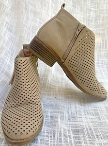 Botas perforadas al tobillo TIME AND TRU color tostado micro-gamuza espuma viscoelástica talla 7 - Imagen 1 de 10