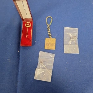 Alte Anstecknadeln und Schlüsselanhänger Mercedes 1 835er silber in OVP - Bild 1 von 4