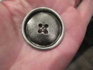 Abrigo de 4 orificios de metal pesado de 1 3/8" botón peltre tono plateado NUEVO - Imagen 1 de 2
