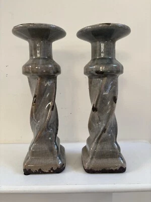 "Par de candelabros de 10,25"" de alto verde gris envejecido acabado craquelado" Foto 1 de 4