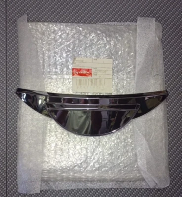 APRILIA SCARABEO 125 / 250 FREGIO SCUDETTO ANT. NUOVO ORIGINALE AP8178361 - Immagine 1 di 2