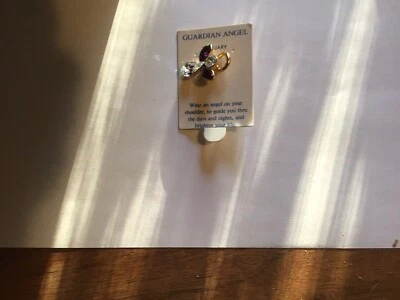 Pin de solapa de diamantes de imitación blancos y amatista Foto 1 de 2