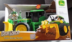 John Deere Gear Force EARTH MOVING TRACTOR w Blade & Wyatt Figure - Picture 1 of 3