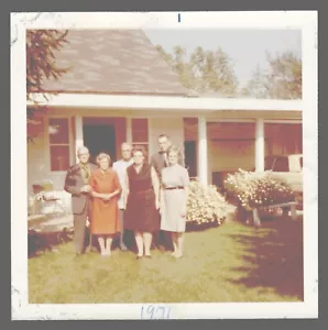 Found Photo 1971 Big Family Six People Front of House Yellow Flowers 3.5 x 3.5 - Picture 1 of 2