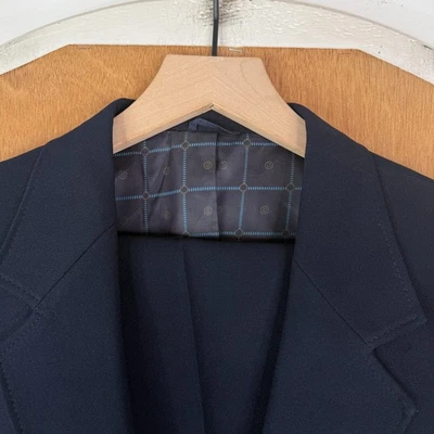 Terno de poliéster masculino vintage 42S azul marinho 2 botões Perma Prest terno de ação anos 70 - Imagem 1 de 4