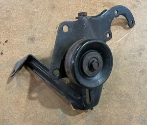 97-01 Jeep Cherokee XJ 4.0 Dirección Asistida Bomba Montaje Soporte Cinturón Tensor - Imagen 1 de 2