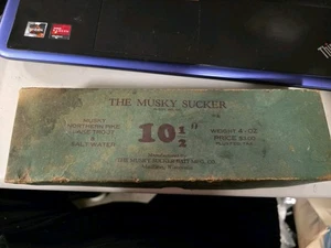 ESCASO SEÑUELO LECHÓN ALMIZCLE DIFÍCIL DE ENCONTRAR EN CAJA — CEBO MUSKIE HECHO EN WISCONSIN TEMPRANO - Imagen 1 de 12