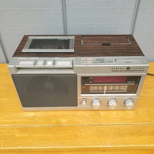 Sveglia e lettore cassette GE General Electric vintage anni 80 radio AM/FM *LEGGI* - Foto 1 di 11